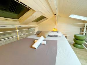 ヴィルールバンヌにあるPalm - appartement 5 personnes - check in h24 - wifiのベッドとタオル2枚のある寝室