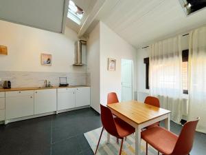 ヴィルールバンヌにあるPalm - appartement 5 personnes - check in h24 - wifiのテーブルと椅子のあるキッチンとダイニングルーム