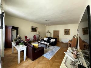 a living room with a couch and a table at Casa Crown in Sighişoara