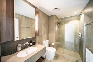 Ένα μπάνιο στο Céleste on the Star — Luxury Riverview 3 Bed Apt