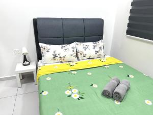 Un dormitorio con una cama con flores. en NEW Batu Kawan 2 Bedrooms Suite near IKEA-Columbia Asia Hospital-BKIP-UOW Kdu, en Simpang Ampat