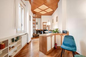 Zimmer mit einem Schreibtisch und einem blauen Stuhl in der Unterkunft Eleganza e charme a due passi da Piazza di Spagna in Rom