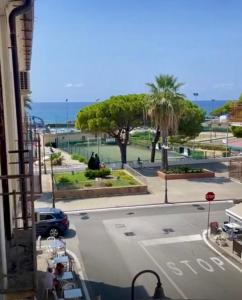 Una vista de una calle con estacionamiento y el océano. en Alloggio nel Borgo Marinaro, en Cittadella del Capo