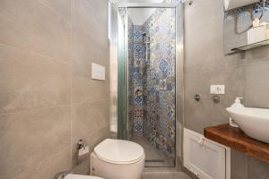 Un baño con ducha, inodoro y lavabo. en Casa Nica Nica, en Palermo 14 fotos más