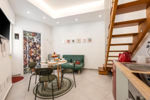 Una cocina y un comedor con mesa y sillas. en Casa Nica Nica, en Palermo