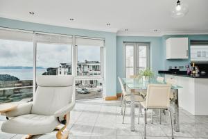 - une cuisine et une salle à manger avec vue sur l'océan dans l'établissement Harbour Heights - Escape Ordinary, à Portstewart