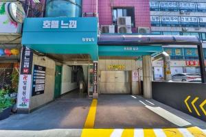 an empty street with a bus stop in a building at Ansan Hotel Feeling in Kuryong-dong