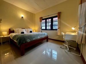 a bedroom with a bed and a window and a sink at One bedroom beach house near Lamai in Hua Thanon Beach
