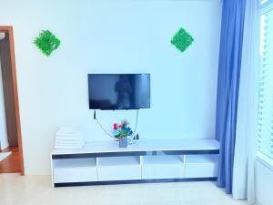 Телевізор і / або розважальний центр в vortex suits klcc by Bond