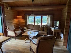 un soggiorno con un divano e un tavolo di Åndalsnes Hytteutleie ad Åndalsnes