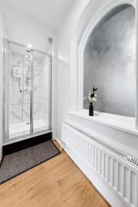 Ένα μπάνιο στο Luxury Home with Gym, Playground, Sleep 16