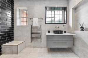 Ένα μπάνιο στο Luxury Home with Gym, Playground, Sleep 16 +88 φωτογραφίες