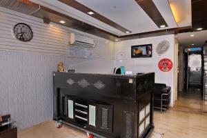 Zimmer mit einem Kamin und einer Uhr an der Wand in der Unterkunft Hotel O The Moon in Neu-Delhi