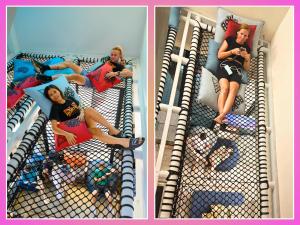 Dos fotografías de dos personas en una litera. en Pak-Up Hostel, en Krabi