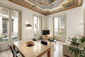 Μια τηλεόραση ή/και κέντρο ψυχαγωγίας στο Ola Living Portaferrissa +217 φωτογραφίες