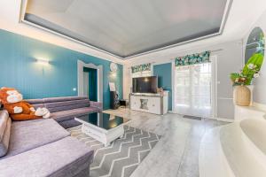 TV a/nebo společenská místnost v ubytování Villa Oasis près de Paris avec Piscine Chauffée, Sauna et Jacuzzi pour 15 Personnes