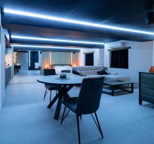 a living room with a table and a couch at Suite Ôna in Bassenge