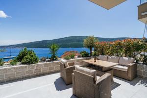 d'une terrasse meublée avec vue sur l'eau. dans l'établissement New luxes white apartments, à Baošići
