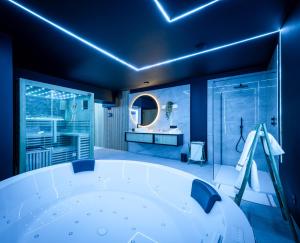 a bathroom with a tub and a shower at Suite Ôna in Bassenge