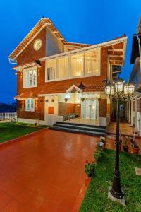 Fotografie z fotogalerie ubytování Mihirika's Nirvana 5-BHK With Garden, Gazebo, Bonfire Pit & Scenic Views v destinaci Ooty