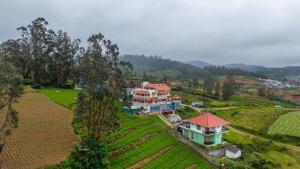 Fotografie z fotogalerie ubytování Mihirika's Nirvana 5-BHK With Garden, Gazebo, Bonfire Pit & Scenic Views v destinaci Ooty