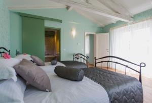 two beds in a room with green walls at Villa Stupenda in Montižana