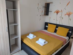 a small bedroom with a bed with towels on it at Appart T1bis 31m2 Blagnac proche Tram in Blagnac