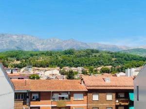 a view of a city with mountains in the background at VUT La Ermita in Arenas de San Pedro