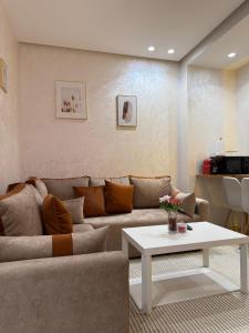 Ruang duduk di App Chic & Jacuzzi à Bourgogne près de la Corniche