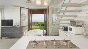 una cucina con scala a chiocciola e una sala da pranzo di Garda Prestige Retreat a Moniga