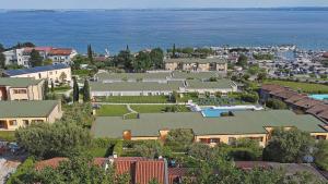 una vista aerea di una città con un resort di Garda Prestige Retreat a Moniga