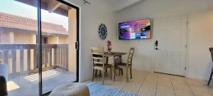 Μια τηλεόραση ή/και κέντρο ψυχαγωγίας στο Tiki Condo 261
