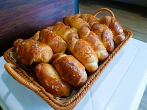 a basket filled with bread on top of a table at ๋Jongluxpakdee โรงแรมจงรักษ์พักดี in Uttaradit