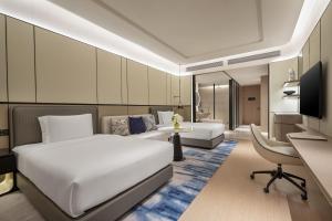 ein Hotelzimmer mit einem Bett und einem Schreibtisch in der Unterkunft Crowne Plaza Guangzhou Window of Canton-Free Shuttle Bus Available during Canton Fair Period in Guangzhou + 123 Fotos