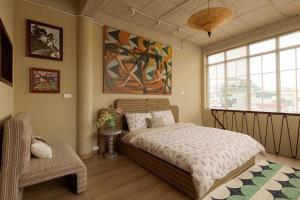 河内Langmandi Experience Ngô Thì Nhậm的一间卧室，里面有一张床和一扇大窗户。