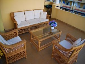 un soggiorno con un divano, sedie e un tavolo di Modern Denia Apartment a Denia