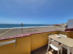 a balcony with a table and a view of the beach at Rincon de Maruca Atico C in Gran Tarajal