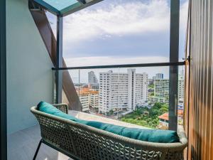 balkon z krzesłem i widokiem na miasto w obiekcie Beverly Mountain Bay, Trademark Collection by Wyndham w Pattaya South