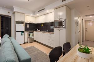 Η κουζίνα ή μικρή κουζίνα στο Retro Mania Brisbane CBD Sleeps 6 Car park included