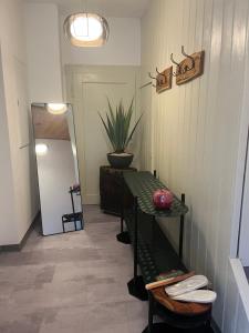 spogliatoio con tavolo e specchio di Alte Töpferei a Lutherstadt Wittenberg