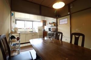 Una cocina o cocineta en Beach House Ishaya 一尺屋うみの家