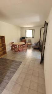 ein Wohnzimmer mit Tisch und Couch in der Unterkunft Location de vacances in Santa-Maria-Poggio