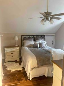 Un dormitorio con una cama y un ventilador de techo. en Full 1 bedroom apartment to yourself, en Stockbridge