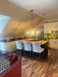 Una cocina con una mesa y sillas en una habitación. en Full 1 bedroom apartment to yourself, en Stockbridge