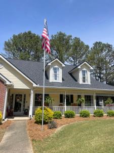 una casa con una bandera americana en el patio en Full 1 bedroom apartment to yourself, en Stockbridge
