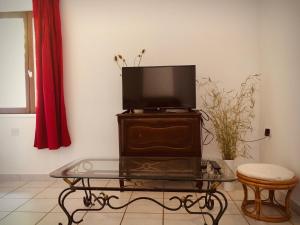 a tv sitting on top of a table in a living room at Au bord de l eau in Pesmes