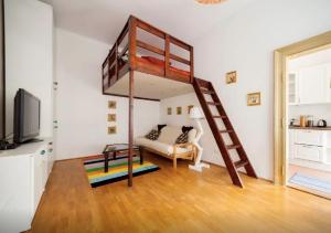 ブダペストにあるA57 Akácfa Apartmentのベッドルーム1室(二段ベッド1組付)