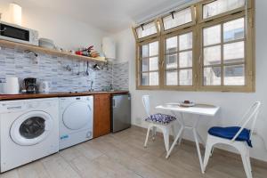 Køkken eller tekøkken på Central Bright Studio + 16 billeder