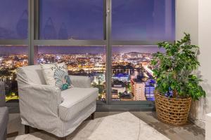 ブリスベンにあるCity Beach Brisbane Queens Wharf -Spectacular River Views - Sleeps 6のリビングルーム(白い椅子、窓付)
