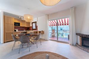 ベナルマデナにあるCasa Felizのテーブルと椅子のあるキッチンとダイニングルーム